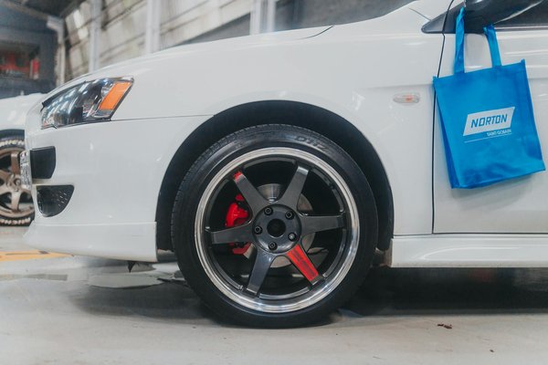 Découvrez les Top Produits Efficaces pour Éliminer les Taches de Sève sur votre Carrosserie !